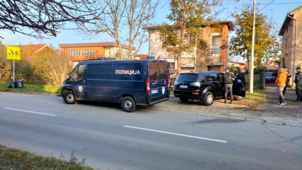 ПРВИ СНИМАК СА МЕСТА ЗЛОЧИНА У НОВОМ САДУ: Језиво - Син одсекао мајци главу (ВИДЕО) ПРВИ СНИМАК СА МЕСТА ЗЛОЧИНА У НОВОМ САДУ: Језиво - Син одсекао мајци главу (ВИДЕО)