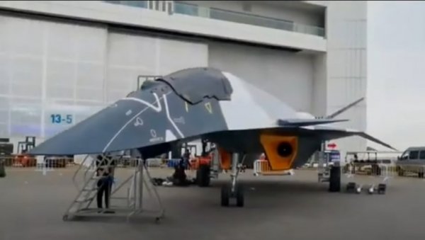ПЕКИНГ БАЦИО РУКАВИЦУ ВАШИНГТОНУ: Стигао Бели цар, кинески одговор на амерички пројекат НГАД ловца 6. генерације (ВИДЕО) ПЕКИНГ БАЦИО РУКАВИЦУ ВАШИНГТОНУ: Стигао Бели цар, кинески одговор на амерички пројекат НГАД ловца 6. генерације (ВИДЕО)