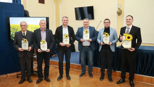 ЈУБИЛЕЈ ПОЉОПРИВРЕДНЕ СТРУЧНЕ СЛУЖБЕ У КИКИНДИ: На свечаној академији додељене плакете сарадницима ЈУБИЛЕЈ ПОЉОПРИВРЕДНЕ СТРУЧНЕ СЛУЖБЕ У КИКИНДИ: На свечаној академији додељене плакете сарадницима