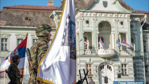 PRAZNIK GRADA ZRENJANINA: Venci i cveće za oslobodioce, centralna proslava na Trgu slobode PRAZNIK GRADA ZRENJANINA: Venci i cveće za oslobodioce, centralna proslava na Trgu slobode