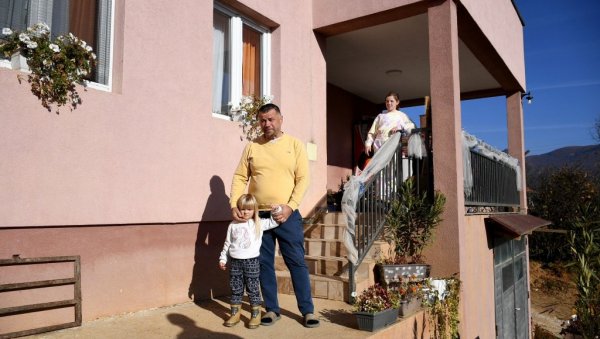 ПОРОДИЦА ВУКОВИЋ ИЗ СЕВЕРНЕ МИТРОВИЦЕ ЗАПОЧИЊЕ НОВИ ЖИВОТ: Србија обезбедила 5.000 динара кроз ужински додатак (ФОТО) ПОРОДИЦА ВУКОВИЋ ИЗ СЕВЕРНЕ МИТРОВИЦЕ ЗАПОЧИЊЕ НОВИ ЖИВОТ: Србија обезбедила 5.000 динара кроз ужински додатак (ФОТО)