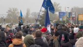 ДЕМОНСТРАНТИ СЕ БИЈУ МЕЂУ СОБОМ: Туча на протесту у Новом Саду (ВИДЕО) ДЕМОНСТРАНТИ СЕ БИЈУ МЕЂУ СОБОМ: Туча на протесту у Новом Саду (ВИДЕО)