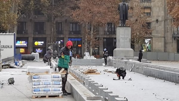 НА ТРГУ НИКОЛЕ ПАШИЋА И НОВА РАСВЕТА: Већина радова на платоу у центру Београда завршена, у току постављање стубића НА ТРГУ НИКОЛЕ ПАШИЋА И НОВА РАСВЕТА: Већина радова на платоу у центру Београда завршена, у току постављање стубића