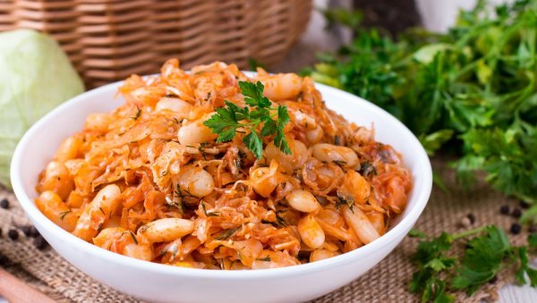 ПАСУЉ СА КИСЕЛИМ КУПУСОМ И СЛАНИНОМ: Сочан и сластан, рапсодија укуса којој ћете се стално враћати ПАСУЉ СА КИСЕЛИМ КУПУСОМ И СЛАНИНОМ: Сочан и сластан, рапсодија укуса којој ћете се стално враћати