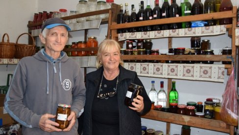 ŠPARGLAMA POBEDILA ŠEĆER: Prlići iz Bobova kod Svilajnca prvi u Pomoravskom okrugu počeli da uzgajaju to povrće ŠPARGLAMA POBEDILA ŠEĆER: Prlići iz Bobova kod Svilajnca prvi u Pomoravskom okrugu počeli da uzgajaju to povrće