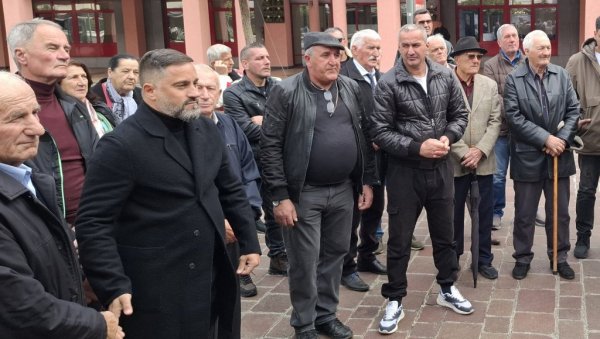 ДРЖАВА МОРА ДА СТАНЕ ИЗА БОРАЦА: Протест на Римском тргу у Подгорици ДРЖАВА МОРА ДА СТАНЕ ИЗА БОРАЦА: Протест на Римском тргу у Подгорици