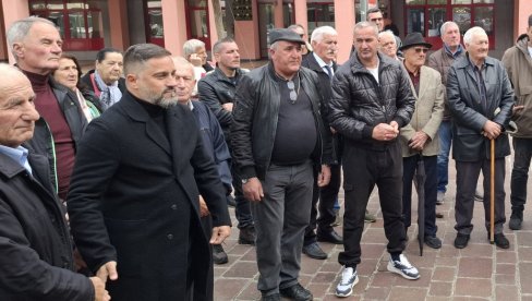 DRŽAVA MORA DA STANE IZA BORACA: Protest na Rimskom trgu u Podgorici DRŽAVA MORA DA STANE IZA BORACA: Protest na Rimskom trgu u Podgorici