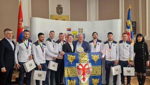 MEĐUNARODNI FUDBALSKI TROFEJ ZA LESKOVČANE: Prijem za članove FK „Građanski“ po povratku iz Kine MEĐUNARODNI FUDBALSKI TROFEJ ZA LESKOVČANE: Prijem za članove FK „Građanski“ po povratku iz Kine