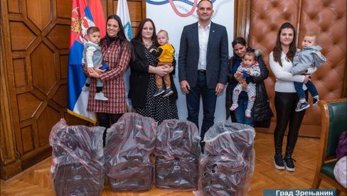 ZA ČETIRI BEBE ROĐENDE NA PRAZNIK GRADA: Dar - zlatnici sa grbom Zrenjanina ZA ČETIRI BEBE ROĐENDE NA PRAZNIK GRADA: Dar - zlatnici sa grbom Zrenjanina