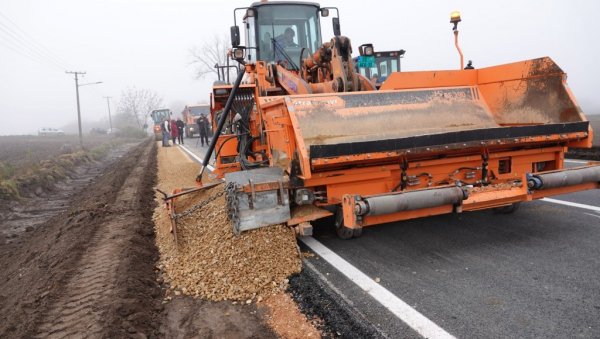 ОБНОВА ПУТА У ТЕЛЕЧКОЈ УЛАЗИ У ЗАВРШНИЦУ: Засијаће саобраћајница која спаја Сомбор и Бачку Тополу ОБНОВА ПУТА У ТЕЛЕЧКОЈ УЛАЗИ У ЗАВРШНИЦУ: Засијаће саобраћајница која спаја Сомбор и Бачку Тополу