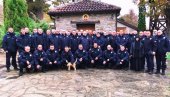 ПРИПАДНИЦИ ИНТЕРВЕНТНЕ ПОЛИЦИЈЕ МАНАСТИРУ: Полиција није само снага, већ и саосећање ПРИПАДНИЦИ ИНТЕРВЕНТНЕ ПОЛИЦИЈЕ МАНАСТИРУ: Полиција није само снага, већ и саосећање