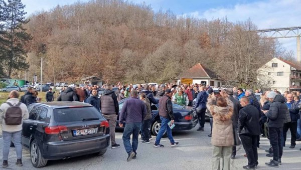 СМЕНЕ У МУП ИЛИ БЛОКАДА: Огорчени злочином и што је убица на слободи, из Вранеша најавили обуставу саобраћаја од Бијелог-Поља до Мојковца СМЕНЕ У МУП ИЛИ БЛОКАДА: Огорчени злочином и што је убица на слободи, из Вранеша најавили обуставу саобраћаја од Бијелог-Поља до Мојковца