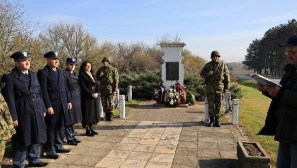 СЕЋАЊЕ НА 1.300 КАПЛАРА: Одата пошта скопском ђачком батаљону у Крагујевцу СЕЋАЊЕ НА 1.300 КАПЛАРА: Одата пошта скопском ђачком батаљону у Крагујевцу