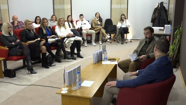ПРВА КЊИГА УСПЕШНОГ БАНКАРА: Бојан Брајковић представио у Параћину књигу „Адамас“ ПРВА КЊИГА УСПЕШНОГ БАНКАРА: Бојан Брајковић представио у Параћину књигу „Адамас“