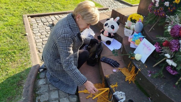 НЕЖНО СРЦЕ НИЈЕ ИЗДРЖАЛО: Параћинци у сузама и тишини пале свеће за настрадалу младу кошаркашицу испред споменика у центру града НЕЖНО СРЦЕ НИЈЕ ИЗДРЖАЛО: Параћинци у сузама и тишини пале свеће за настрадалу младу кошаркашицу испред споменика у центру града
