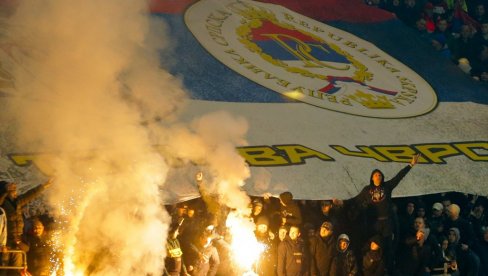REPUBLIKA SRPSKA, TVOREVINA ČVRSTA! Sjajna koreografija navijača Srbije na meču protiv Danske (FOTO) REPUBLIKA SRPSKA, TVOREVINA ČVRSTA! Sjajna koreografija navijača Srbije na meču protiv Danske (FOTO)