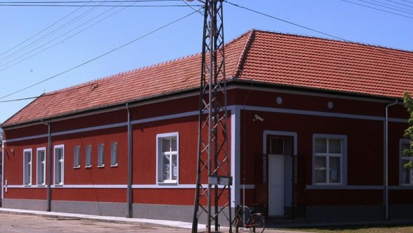 ЗБОГ УДРУЖЕЊА ЦРНОГОРАЦА, ХОР МЛАДИХ МОРА НА УЛИЦУ? Међунационалне тензије у Кули око простора Омладинског дома ЗБОГ УДРУЖЕЊА ЦРНОГОРАЦА, ХОР МЛАДИХ МОРА НА УЛИЦУ? Међунационалне тензије у Кули око простора Омладинског дома