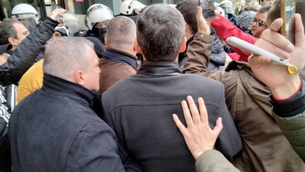 ОПОЗИЦИЈА ОПЕТ ПРАВИ ХАОС У НОВОМ САДУ: Мариника и Новаковић се свађају са полицијом - хушкају на насиље (ФОТО) ОПОЗИЦИЈА ОПЕТ ПРАВИ ХАОС У НОВОМ САДУ: Мариника и Новаковић се свађају са полицијом - хушкају на насиље (ФОТО)