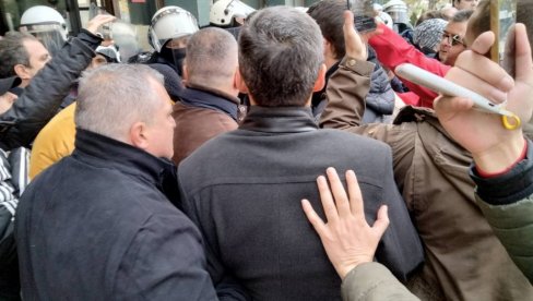 OPOZICIJA OPET PRAVI HAOS U NOVOM SADU: Marinika i Novaković se svađaju sa policijom - huškaju na nasilje (FOTO) OPOZICIJA OPET PRAVI HAOS U NOVOM SADU: Marinika i Novaković se svađaju sa policijom - huškaju na nasilje (FOTO)