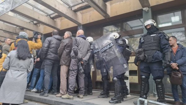 ЗБОГ ИНЦИДЕНТА У НОВОМ САДУ: Кривична пријава против С. Ђ. због сумње да је ударио полицајца испред суда ЗБОГ ИНЦИДЕНТА У НОВОМ САДУ: Кривична пријава против С. Ђ. због сумње да је ударио полицајца испред суда