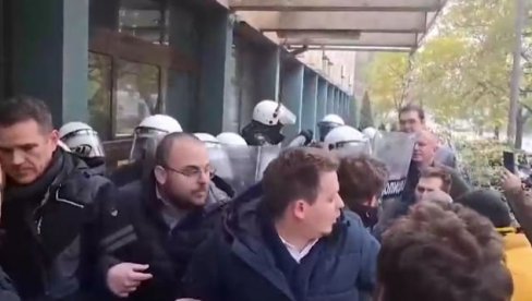 OPOZICIJA PONAVLJA SCENARIO GORANA JEŠIĆA: Jurišnik Srđan Đurić udario policajca, kamere sve zabeležile (VIDEO) OPOZICIJA PONAVLJA SCENARIO GORANA JEŠIĆA: Jurišnik Srđan Đurić udario policajca, kamere sve zabeležile (VIDEO)