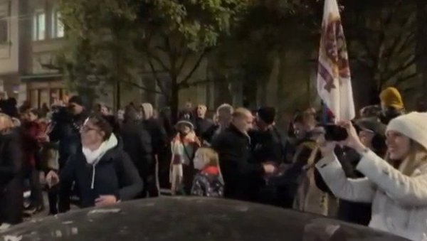 ЗЛОУПОТРЕБА ДЕЦЕ У ВАЉЕВУ: Лажни еколог Бранко Ивковић поново гура најмлађе у прве редове? (ВИДЕО) ЗЛОУПОТРЕБА ДЕЦЕ У ВАЉЕВУ: Лажни еколог Бранко Ивковић поново гура најмлађе у прве редове? (ВИДЕО)