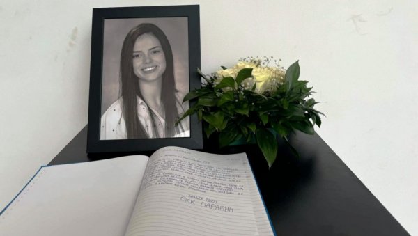 СУТРА САХРАНА АЊЕ РАДОЊИЋ: У Параћину отворена књига жалости, грађани одају пошту трагично преминулој девојци (ФОТО) СУТРА САХРАНА АЊЕ РАДОЊИЋ: У Параћину отворена књига жалости, грађани одају пошту трагично преминулој девојци (ФОТО)