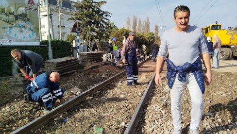 RADOVI NA PRUŽNOM PRELAZU U PARAĆINU: Bezbednije na pruzi kod štofare (FOTO) RADOVI NA PRUŽNOM PRELAZU U PARAĆINU: Bezbednije na pruzi kod štofare (FOTO)