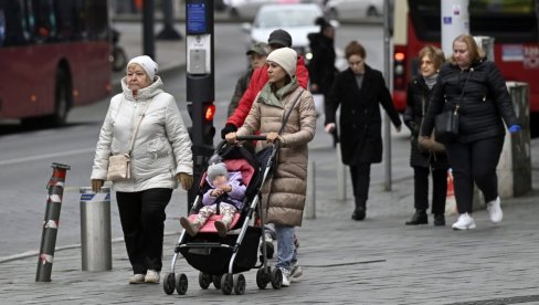 ZA 350 ŠKOLA NEĆE BITI ĐAKA: Ako se obistine demografske projekcije, sredinom veka imaćemo 129.400 osnovaca manje ZA 350 ŠKOLA NEĆE BITI ĐAKA: Ako se obistine demografske projekcije, sredinom veka imaćemo 129.400 osnovaca manje
