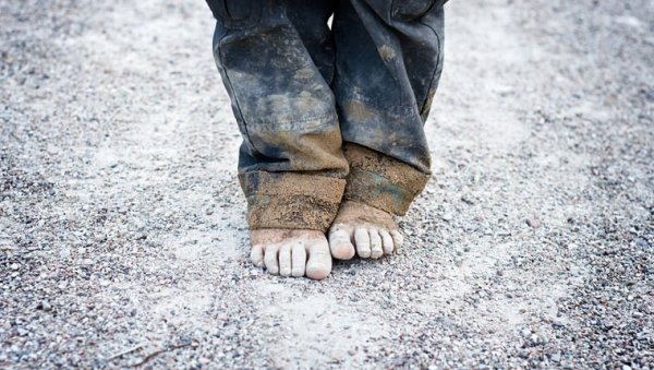 У БЕДИ ЖИВИ 27 ОДСТО ДЕЦЕ: Деценијама без стратегије за сузбијање немаштине најмлађих У БЕДИ ЖИВИ 27 ОДСТО ДЕЦЕ: Деценијама без стратегије за сузбијање немаштине најмлађих