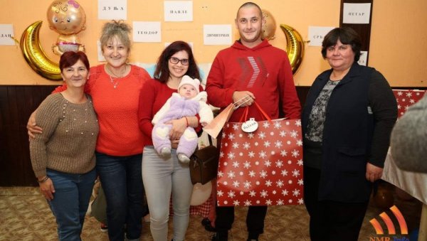 БЕБО ДОБРА ДОШЛА НА СВЕТ: Хуманитарна акција удрружења жена из Боке, Крајишника и Сечња БЕБО ДОБРА ДОШЛА НА СВЕТ: Хуманитарна акција удрружења жена из Боке, Крајишника и Сечња