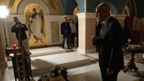 NEGOVAO JE I SVIMA PRENOSIO VRLINE DOBROTE I SMIRENOSTI: Vučević sa Vučićem odao poštu patrijarhu Irineju (FOTO) NEGOVAO JE I SVIMA PRENOSIO VRLINE DOBROTE I SMIRENOSTI: Vučević sa Vučićem odao poštu patrijarhu Irineju (FOTO)
