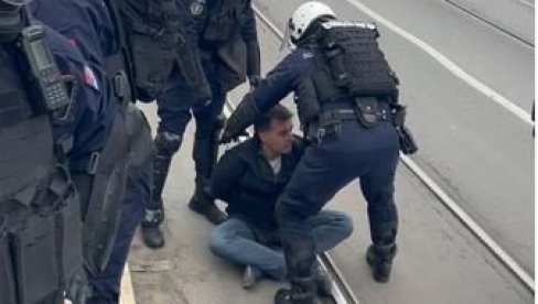 ŠOLAKOVI MEDIJI PRIZNALI: Savo Manojlović nije povređen! (VIDEO) ŠOLAKOVI MEDIJI PRIZNALI: Savo Manojlović nije povređen! (VIDEO)