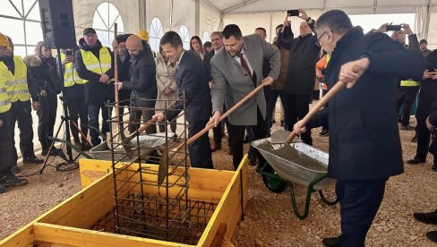 STRUJA ZA 25 HILJADA DOMAĆINSTAVA!: Postavljen kamen temeljac za vetroelektranu iznad Nikšića STRUJA ZA 25 HILJADA DOMAĆINSTAVA!: Postavljen kamen temeljac za vetroelektranu iznad Nikšića