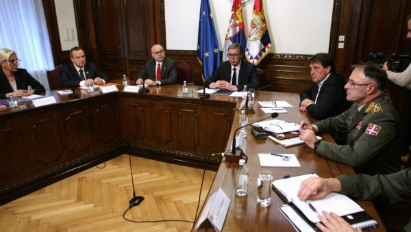 БЕЗБЕДНОСНА СИТУАЦИЈА ЈЕ СТАБИЛНА Дачић након седнице Савета за националну безбедност: Држава ће бити јача од свих изазова (ВИДЕО) БЕЗБЕДНОСНА СИТУАЦИЈА ЈЕ СТАБИЛНА Дачић након седнице Савета за националну безбедност: Држава ће бити јача од свих изазова (ВИДЕО)