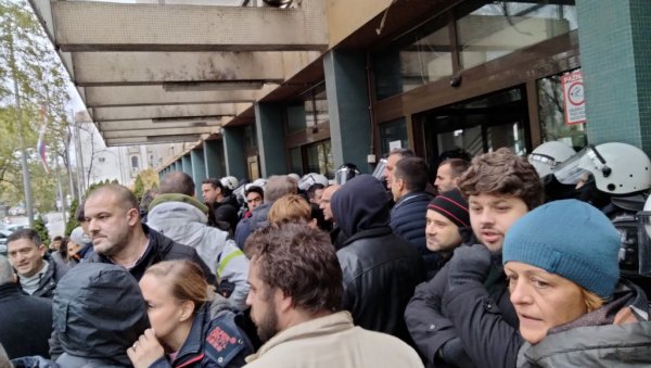 БЛОКИРАЛИ СУД, А ТРАЖЕ ДА СЕ УБРЗА ИСТРАГА: Анализа Новости - Да ли опозиција изазивањем нереда као политичком тактиком пуца себи у ногу БЛОКИРАЛИ СУД, А ТРАЖЕ ДА СЕ УБРЗА ИСТРАГА: Анализа Новости - Да ли опозиција изазивањем нереда као политичком тактиком пуца себи у ногу