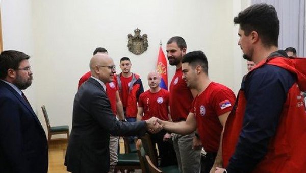 ПРЕМИЈЕР ВУЧЕВИЋ ПРИМИО СРПСКЕ ХЕРОЈЕ: Волонтери Организације за трагање и спасавање Србије пример су људскости, хуманости и солидарности ПРЕМИЈЕР ВУЧЕВИЋ ПРИМИО СРПСКЕ ХЕРОЈЕ: Волонтери Организације за трагање и спасавање Србије пример су људскости, хуманости и солидарности