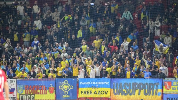 БРУКА И СРАМОТА У АЛБАНИЈИ! Шиптари и Украјинци заједно вређали Србе и Русе (ФОТО) БРУКА И СРАМОТА У АЛБАНИЈИ! Шиптари и Украјинци заједно вређали Србе и Русе (ФОТО)
