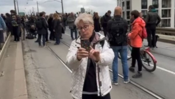 СРБИЈА ЈЕ ЗЛО И ЗАСЛУЖУЈЕ ПАКАО Аида Ћоровић предводи протесте екстремиста из опозиције (ВИДЕО) СРБИЈА ЈЕ ЗЛО И ЗАСЛУЖУЈЕ ПАКАО Аида Ћоровић предводи протесте екстремиста из опозиције (ВИДЕО)