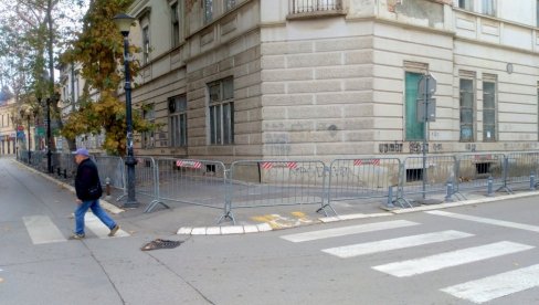 DOM VOJSKE U POŽAREVCU: Zaštitna ograda postavljena sve do kolovoza DOM VOJSKE U POŽAREVCU: Zaštitna ograda postavljena sve do kolovoza