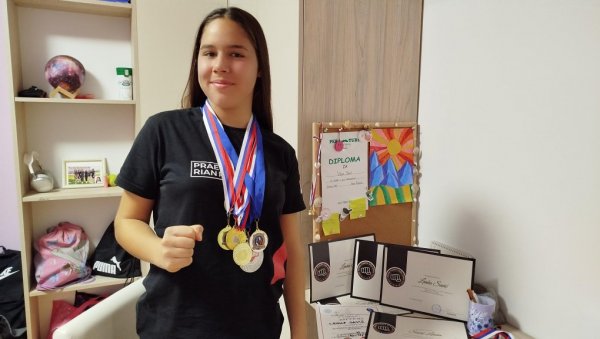 НЕЖНА ЛЕНКА (14) У РИНГУ ПОСТАЈЕ ЗВЕРКА: Тинејџерка из Параћина, чврстим кораком гази кроз свет бокса (ФОТО) НЕЖНА ЛЕНКА (14) У РИНГУ ПОСТАЈЕ ЗВЕРКА: Тинејџерка из Параћина, чврстим кораком гази кроз свет бокса (ФОТО)