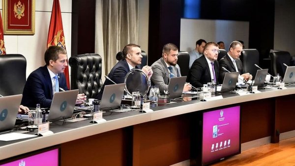 ВЛАДА МАФИЈА СА 11 ПИПАКА: Шокантни извештај о запањујућем броју криминалних група у Црној Гори ВЛАДА МАФИЈА СА 11 ПИПАКА: Шокантни извештај о запањујућем броју криминалних група у Црној Гори