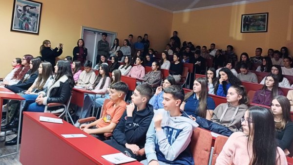 ПРОЈЕКАТ „УЧИОНИЦА У ПРИРОДИ“: Радионица у параћинској Технолошкој школи (ФОТО) ПРОЈЕКАТ „УЧИОНИЦА У ПРИРОДИ“: Радионица у параћинској Технолошкој школи (ФОТО)