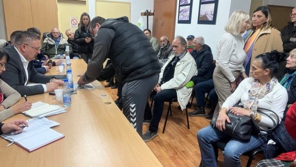 СТУБИЋИ ЗА МАЊЕ ГУЖВЕ: Житељи Булбудера у разговору са председником општине Звездара СТУБИЋИ ЗА МАЊЕ ГУЖВЕ: Житељи Булбудера у разговору са председником општине Звездара