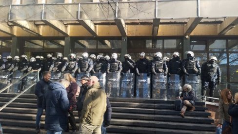 ПОПРСКАО БИБЕР-СПРЕЈОМ ПОЛИЦАЈЦА: Осумњиченом Новосађанину (74) одређено задржавање до 48 сати ПОПРСКАО БИБЕР-СПРЕЈОМ ПОЛИЦАЈЦА: Осумњиченом Новосађанину (74) одређено задржавање до 48 сати