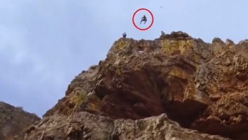 SKOK SMRTI: Skočio u vodu sa 44 metra visine ne bi li oborio svetski rekord (VIDEO) SKOK SMRTI: Skočio u vodu sa 44 metra visine ne bi li oborio svetski rekord (VIDEO)