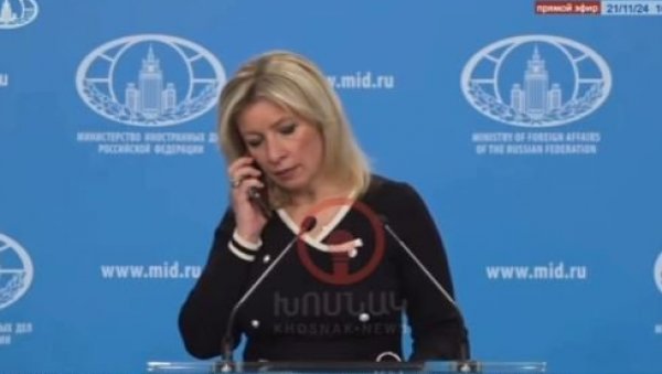 ШОК НА КОНФЕРЕНЦИЈИ ЗАХАРОВЕ: Зазвонио телефон, она се јавила и све се чуло - Не коментаришемо напад балистичким ракетама (ВИДЕО) ШОК НА КОНФЕРЕНЦИЈИ ЗАХАРОВЕ: Зазвонио телефон, она се јавила и све се чуло - Не коментаришемо напад балистичким ракетама (ВИДЕО)