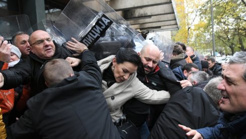 УДАРАЈУ НА ВРХ ДРЖАВЕ, А ТРАЖЕ ПУШТАЊЕ ВАНДАЛА: Прозападна опозиција не одустаје од протеста и блокада правосудних институција УДАРАЈУ НА ВРХ ДРЖАВЕ, А ТРАЖЕ ПУШТАЊЕ ВАНДАЛА: Прозападна опозиција не одустаје од протеста и блокада правосудних институција