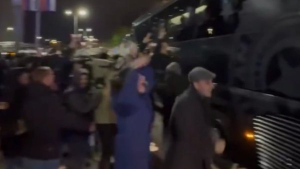 ХАОС НА УЛИЦАМА БЕОГРАДА! Навијачи пресрели аутобус са кошаркашима Партизана (ВИДЕО) ХАОС НА УЛИЦАМА БЕОГРАДА! Навијачи пресрели аутобус са кошаркашима Партизана (ВИДЕО)