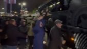 HAOS NA ULICAMA BEOGRADA! Navijači presreli autobus sa košarkašima Partizana (VIDEO) HAOS NA ULICAMA BEOGRADA! Navijači presreli autobus sa košarkašima Partizana (VIDEO)